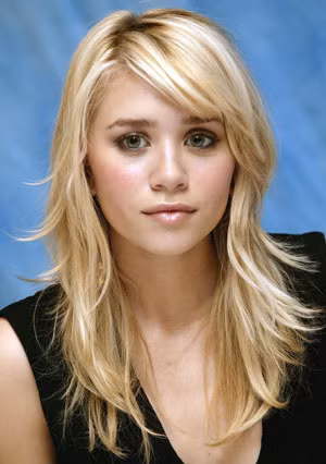 Khác với người chị em song sinh của mình, Mary Kate Olsen thích để tóc vàng hơn là màu hạt dẻ hay bạch kim. Trông cô nàng thật xinh xắn với mái tóc dễ thương này. (Ảnh: 2sao)