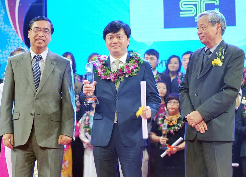 TS. Lê Đức Thọ - Tổng Giám đốc VietinBank nhận Cúp Thương hiệu mạnh Việt Nam lần thứ XI