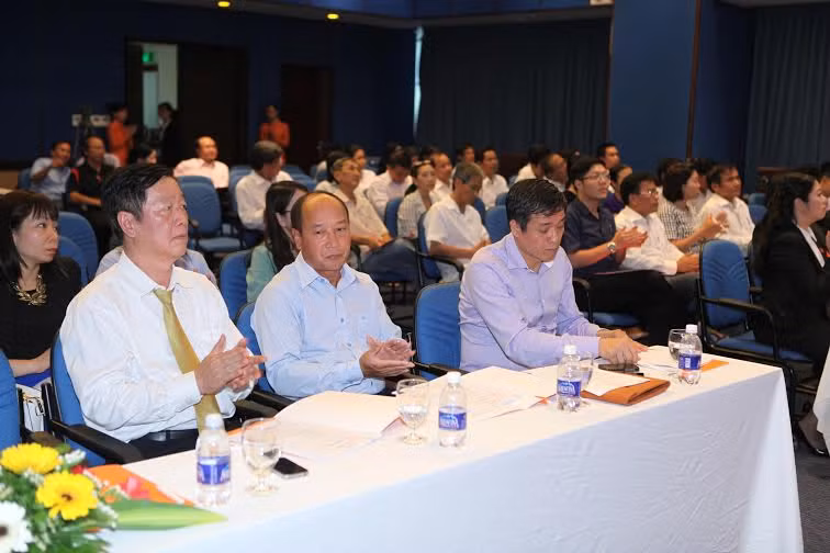Tham dự đại hội. ông Phùng Ngọc Khánh, Cục trưởng Cục Quản lý - Giám sát Bảo hiểm, Hiệp hội Bảo hiểm Việt Nam (ngoài cùng bên phải) và ông Phùng Đắc Lộc – Tổng thư ký Hiệp hội bảo hiểm Việt Nam (ngoài cùng tay trái) đánh giá cao kết quả đạt được của VASS.
