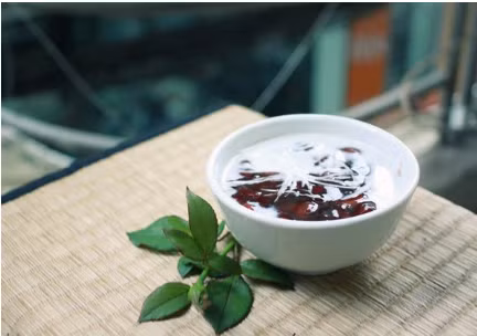 Chè đậu đỏ nếp cẩm vừa giúp ngăn ngừa tình trạng thiếu máu vừa giúp thanh nhiệt cho cơ thể.