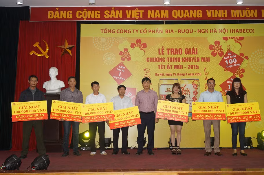 Đại diện ban lãnh đạo HABECO trao thưởng cho các khách hàng may mắn trúng giải nhất.