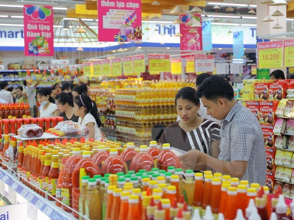 Người tiêu dùng chọn mua hàng Việt Nam tại siêu thị Saigon Co.op Thành phố Hồ Chí Minh. (Ảnh: Thanh Vũ/TTXVN) Người tiêu dùng chọn mua hàng Việt Nam tại siêu thị Saigon Co.op Thành phố Hồ Chí Minh. (Ảnh: Thanh Vũ/TTXVN)