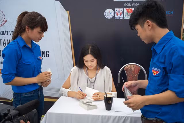 Hoa hậu biển Nguyễn Thị Loan ký tặng sách cho các bạn sinh viên, thanh niên thủ đô tại Ngày hội sáng tạo Vì Khát vọng Việt 2015.