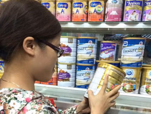 Nhiều bà mẹ hoang mang chọn sữa cho con trước việc một số sản phẩm sữa đổi quy cách phân chia các dòng sữa theo độ tuổi.