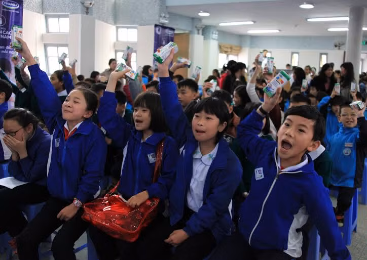 Niềm vui uống sữa của trẻ em Lâm Đồng.