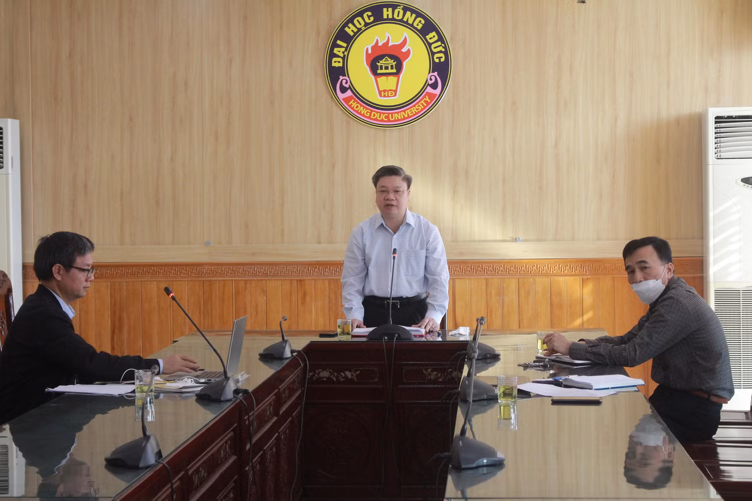 Phó Giáo sư Bùi Văn Dũng - Hiệu trưởng Trường Đại học Hồng Đức. Phó Giáo sư Bùi Văn Dũng - Hiệu trưởng Trường Đại học Hồng Đức.