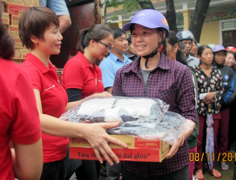 Bà Nguyễn Hồng Thắm – Giám đốc Khối Dịch vụ nội bộ, đại diện Ban lãnh đạo Techcombank tận tay trao từng phần quà đến bà con Hà Tĩnh. Bà Nguyễn Hồng Thắm – Giám đốc Khối Dịch vụ nội bộ, đại diện Ban lãnh đạo Techcombank tận tay trao từng phần quà đến bà con Hà Tĩnh.