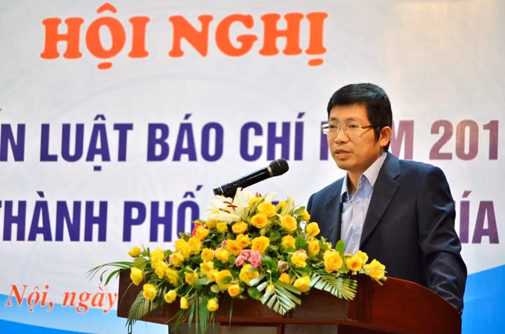 ông Lưu Đình Phúc - Cục trưởng Cục Báo chí (Bộ Thông tin và Truyền thông) trực tiếp trình bày điểm mới và giải thích cặn kẽ từng nội dung mới trong Luật Báo chí 2016. Ảnh: Cao Nguyên. ông Lưu Đình Phúc - Cục trưởng Cục Báo chí (Bộ Thông tin và Truyền thông) trực tiếp trình bày điểm mới và giải thích cặn kẽ từng nội dung mới trong Luật Báo chí 2016. Ảnh: Cao Nguyên.