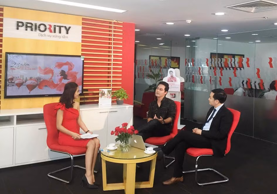 MC Phan Anh xuất hiện trong số Livestream đầu tư vấn tài chính. MC Phan Anh xuất hiện trong số Livestream đầu tư vấn tài chính.