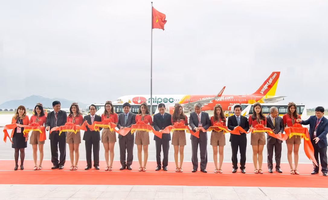 Nghi thức cắt băng khai trương hai đường bay mới Hà Nội – Huế và Hà Nội – Đài Bắc.