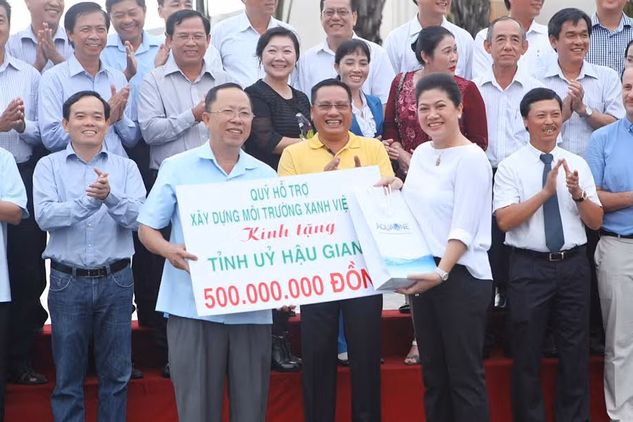 Bà Đỗ Thị Kim Liên - Lãnh sự Nam Phi tại TP.HCM, Chủ tịch Quỹ Hỗ trợ xây dựng môi trường xanh Việt Nam đã tặng 500 triệu đồng cho tỉnh Hậu Giang với hy vọng "sẽ sớm nhìn thấy một Hậu Giang "thay áo mới" trong tương lai gần.