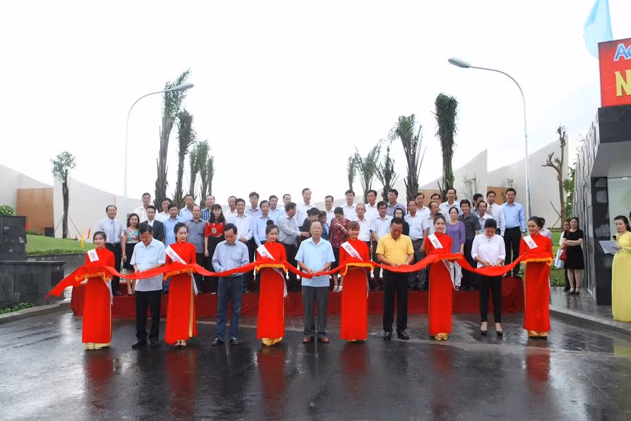 Cắt băng khánh thành khu văn phòng Nhà máy nước AquaOne tại tỉnh Hậu Giang.