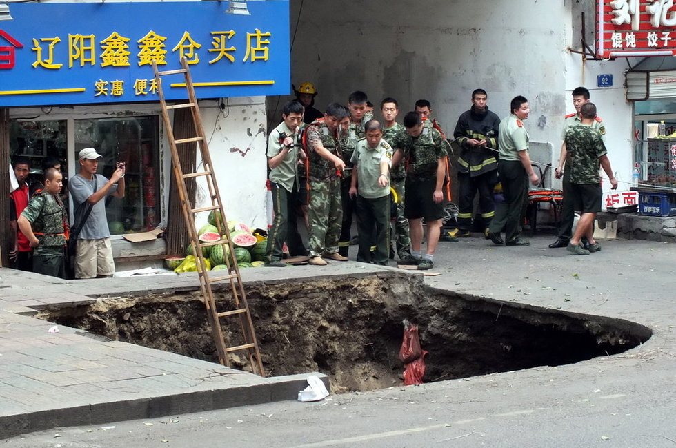 Dùng thang cứu nạn nhân