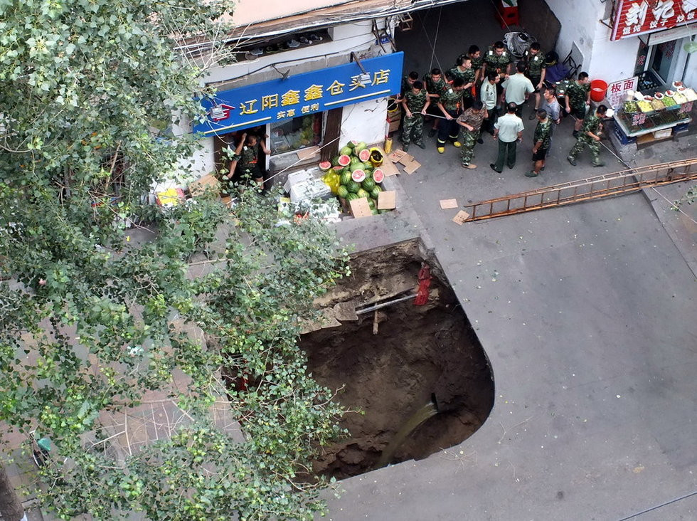 Hố sâu nhìn từ trên cao