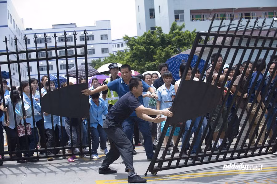 Hàng trăm công nhân khác đã đẩy đổ hàng rào bảo vệ