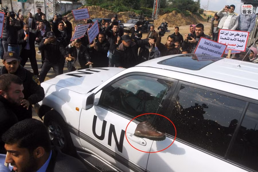 Ngày 2/2/2012 Tổng thư ký Liên Hợp Quốc Ban Ki-moon khi đến dải Gaza đã bị những người biểu tình Palestin chào đón bằng màn ném giầy, cát, gạch đá vì ông từ chối tiếp xúc với họ Ngày 2/2/2012 Tổng thư ký Liên Hợp Quốc Ban Ki-moon khi đến dải Gaza đã bị những người biểu tình Palestin chào đón bằng màn ném giầy, cát, gạch đá vì ông từ chối tiếp xúc với họ