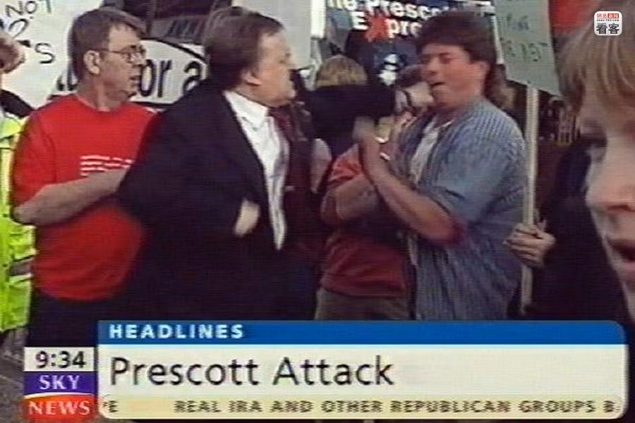 Ông John Prescott giơ nắm đấm thẳng vào mặt Craig Evans kẻ tấn công, ném trứng thối vào ông Ông John Prescott giơ nắm đấm thẳng vào mặt Craig Evans kẻ tấn công, ném trứng thối vào ông