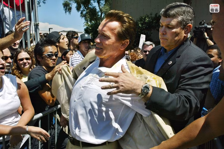 Arnold Schwarzenegger, ngôi sao phim hành động Mỹ khi diễn thuyết tranh cử tại bãi biển Long Beach, California bị ném trứng thối vào áo ngày 3/9/2003 Arnold Schwarzenegger, ngôi sao phim hành động Mỹ khi diễn thuyết tranh cử tại bãi biển Long Beach, California bị ném trứng thối vào áo ngày 3/9/2003