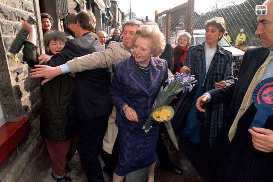 Thủ tướng Anh Margaret Thatcher bị một phụ nữ ôm hoa tấn công ngày 23/3/1992 Thủ tướng Anh Margaret Thatcher bị một phụ nữ ôm hoa tấn công ngày 23/3/1992