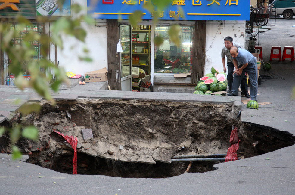 Người dân ngó xem hố sâu bao nhiêu