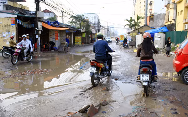 Muốn vượt qua những vũng nước lớn này, người đi đường phải thực sự khéo để tránh các vật thể lạ