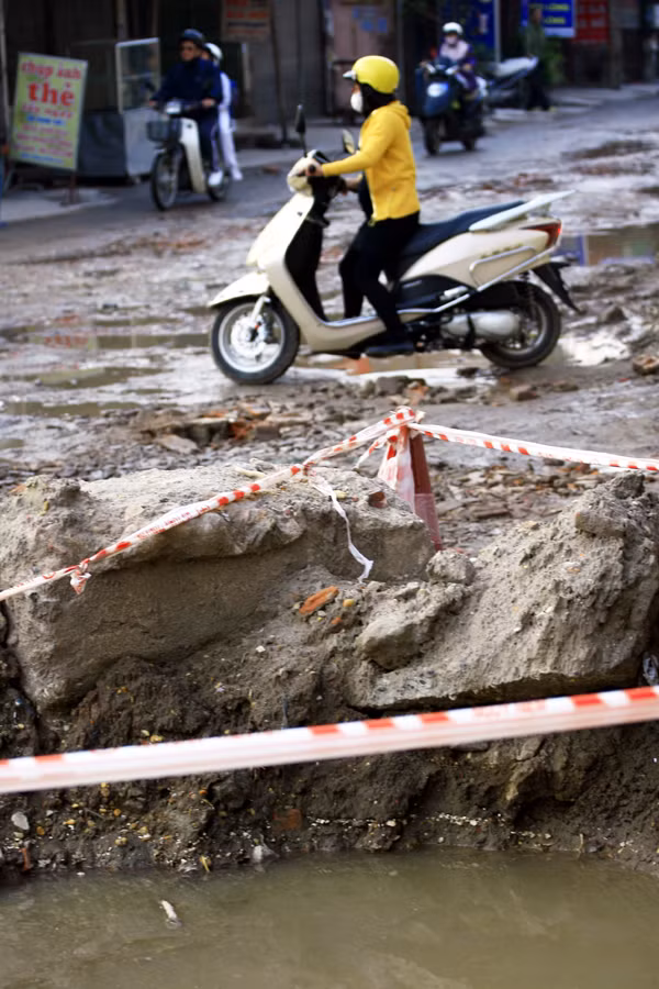 Những hố cát đang làm dang dở khiến con đường càng thêm bẩn thỉu, chật hẹp