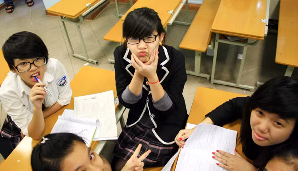 Cũng như nhiều trường THPT khác trên địa bàn thành phố Hà Nội, trường phổ thông Newton cũng có những trang phục riêng cho mùa đông khá đẹp mắt