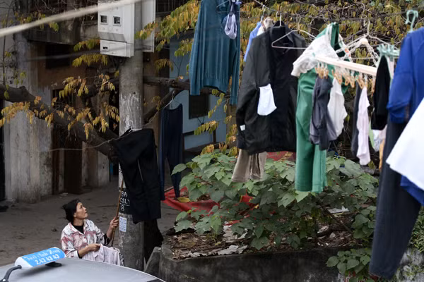 Những cảnh tượng nhếch nhác này diễn ra khá phổ biến ở trên nhiều tuyến phố Hà Nội