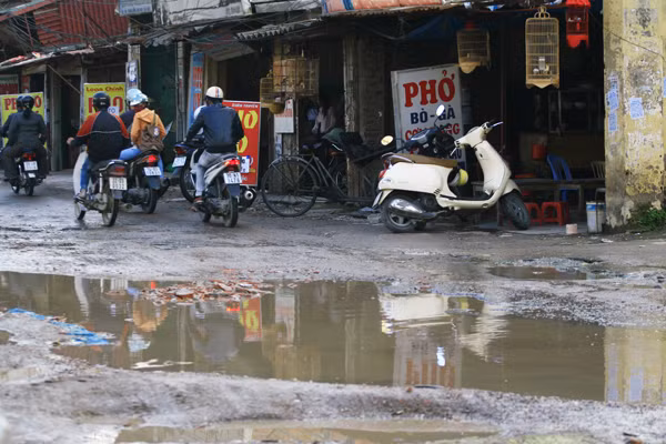 Những quán ăn ven đường nhếch nhác vắng khách
