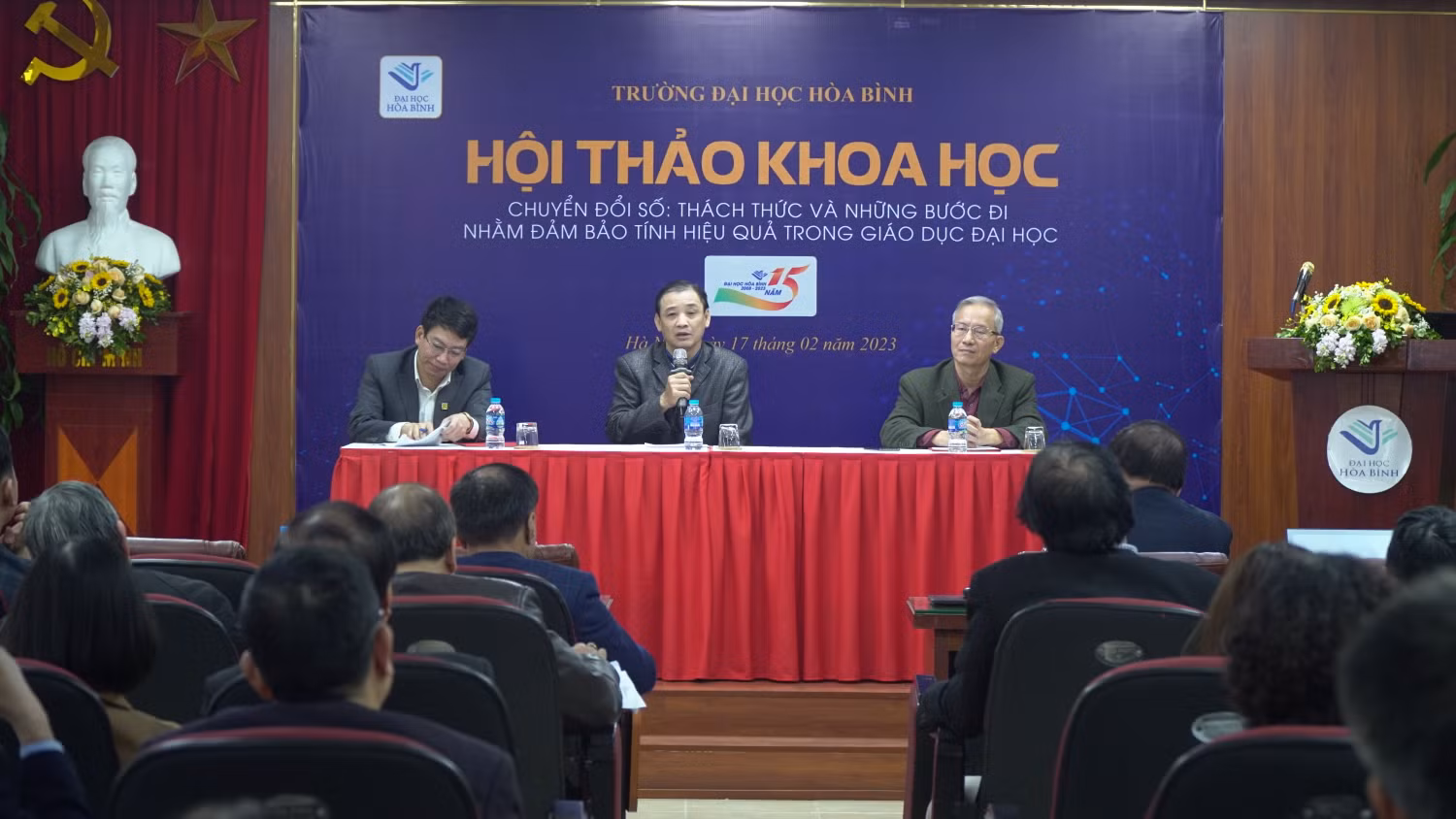 Giáo sư, Tiến sĩ Trần Trung (ngồi giữa) chia sẻ về những thách thức cơ hội của cơ sở giáo dục khi thực hiện chuyển đổi số.