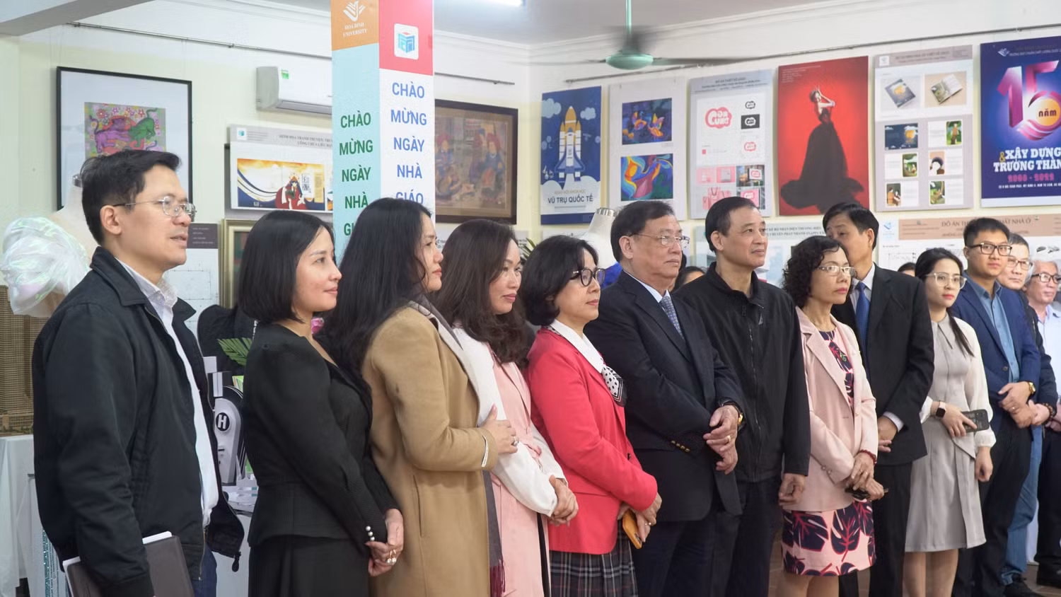 Buổi triển lãm nhận được sự quan tâm của các thầy cô và sinh viên nhà trường