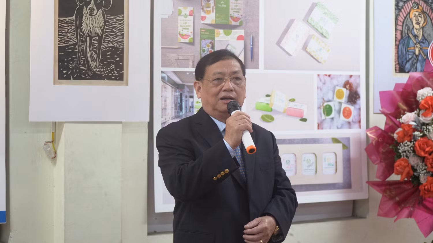 Nhà giáo Nhân dân – Phó Giáo sư, Tiến sĩ Tô Ngọc Hưng chia sẻ tại buổi triển lãm