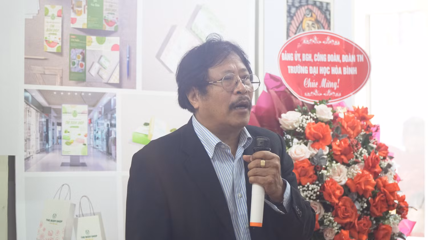 Họa sĩ, Thạc sĩ Lê Văn Thân - Trưởng khoa Mỹ thuật công nghiệp và Kiến trúc chia sẻ về buổi triển lãm "Sắc xuân"