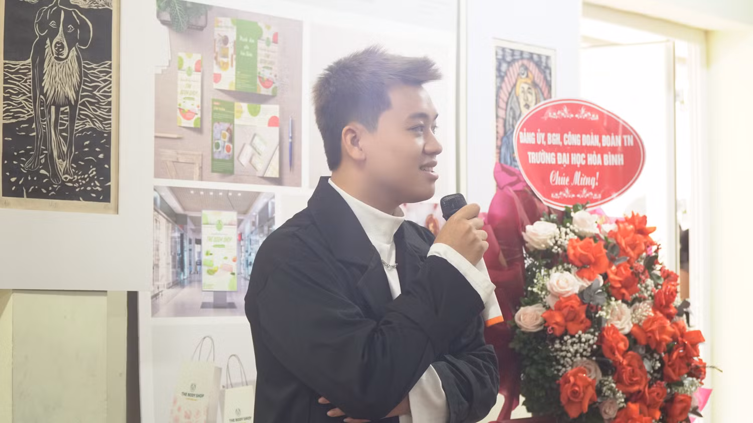 Sinh viên chia sẻ cảm xúc trong buổi triển lãm.