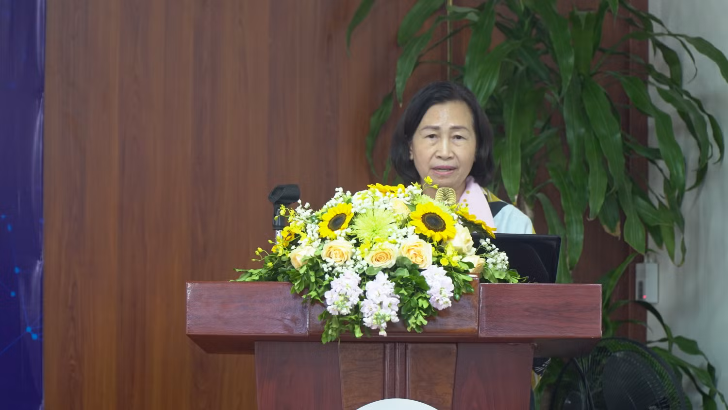Phó Giáo sư, Tiến sĩ Lê Thị Thanh - Trưởng khoa Luật và Tài chính ngân hàng - Kế toán chia sẻ tại Hội thảo.