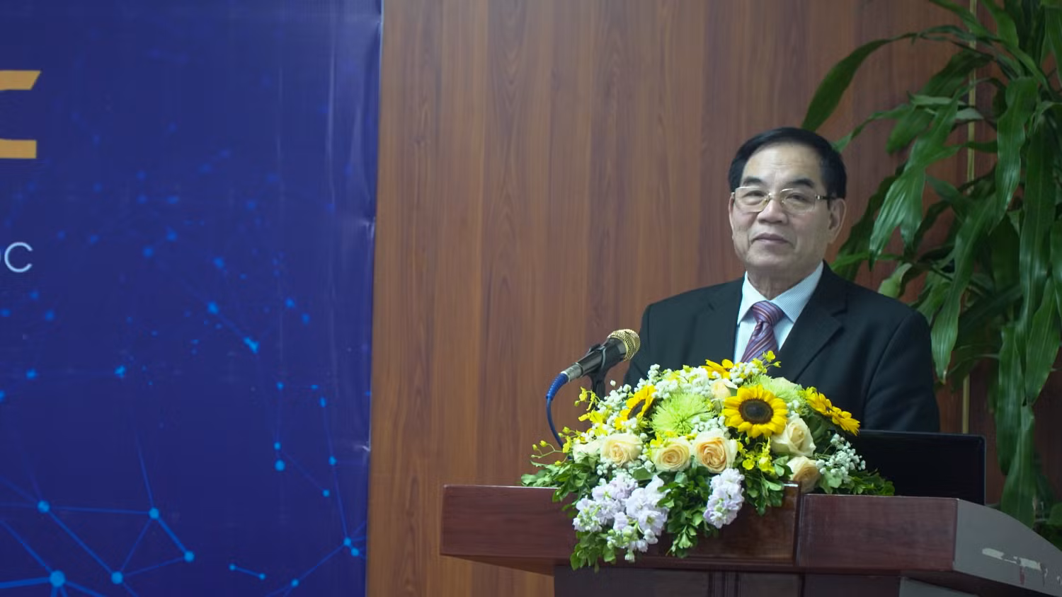 Tiến sĩ Nguyễn Văn Ngữ - Chủ tịch Hội đồng trường, Trường Đại học Hòa Bình phát biểu chia sẻ tại hội thảo.