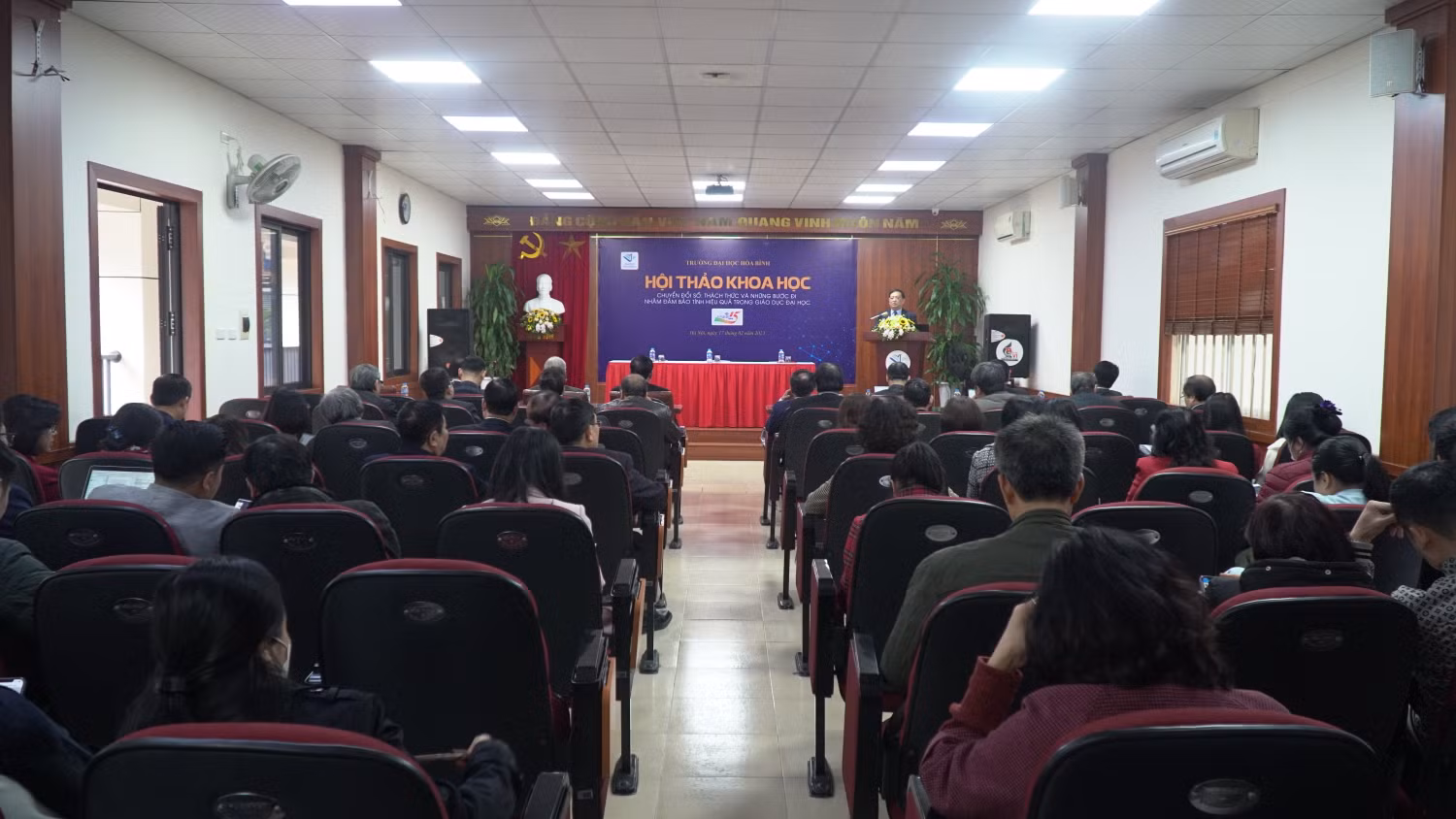Toàn cảnh buổi Hội thảo tại Trường Đại học Hoà Bình.