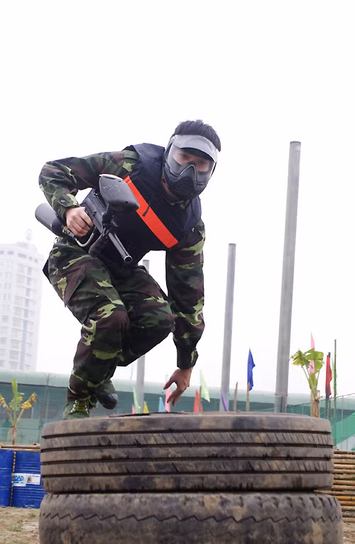 Trang phục như đặc nhiệm, mũ bảo hiểm che kín mặt, những tay súng ẩn nấp sau từng góc khuất nhả đạn vào nhau. Nhiều tiếng hô vang lên, những người trúng đạn lập tức vị lôi ra khỏi khu vực... Cánh phóng viên dù ẩn nấp khá kỹ vẫn dính những phát đạn vào đầu. Đó là những gì diễn ra tại thao trường Km, Đại lộ Thăng Long, Mễ Trì, Từ Liêm, Hà Nội. Trong buổi khai trương thao trường, đã có hơn 10 đội tham gia, trung bình mỗi đội có từ 4 đến 6 thành viên. Thao trường có 8 trận địa giả với hệ thống công sự được xây dựng bằng tre, ụ đất, bao cát, cây xanh...