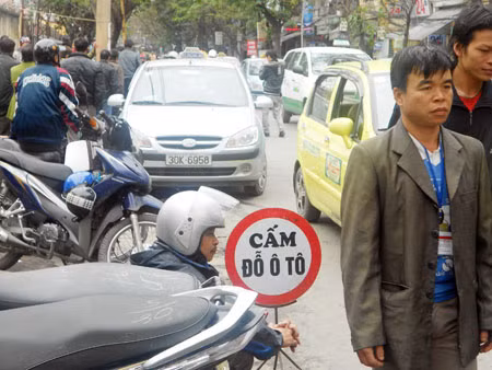 Dù đã có biển cấm đỗ ô tô nhưng hiện tượng đỗ dừng xe tràn lan vẫn xuất hiện.