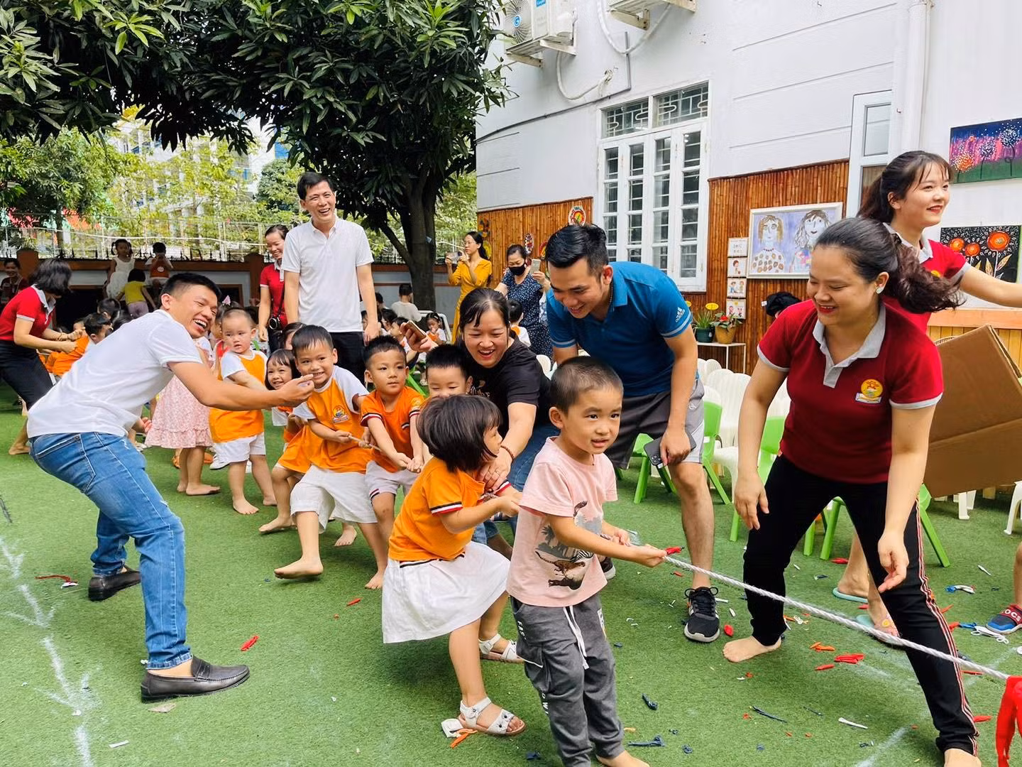 Quý cha mẹ học sinh tham gia vui chơi cùng các con, đúng theo tinh thần và chủ đề “WE ARE THE BIG FAMILY”. (Ảnh: Nhà trường)