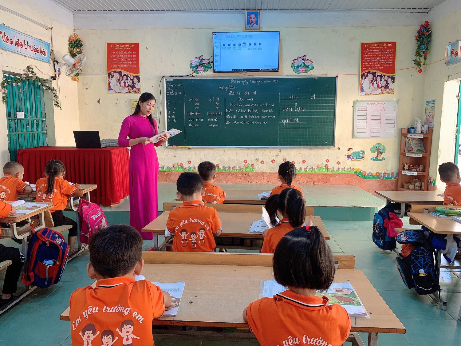 Cô Nguyệt trong giờ giảng dạy học sinh trên lớp học. (Ảnh: NVCC)