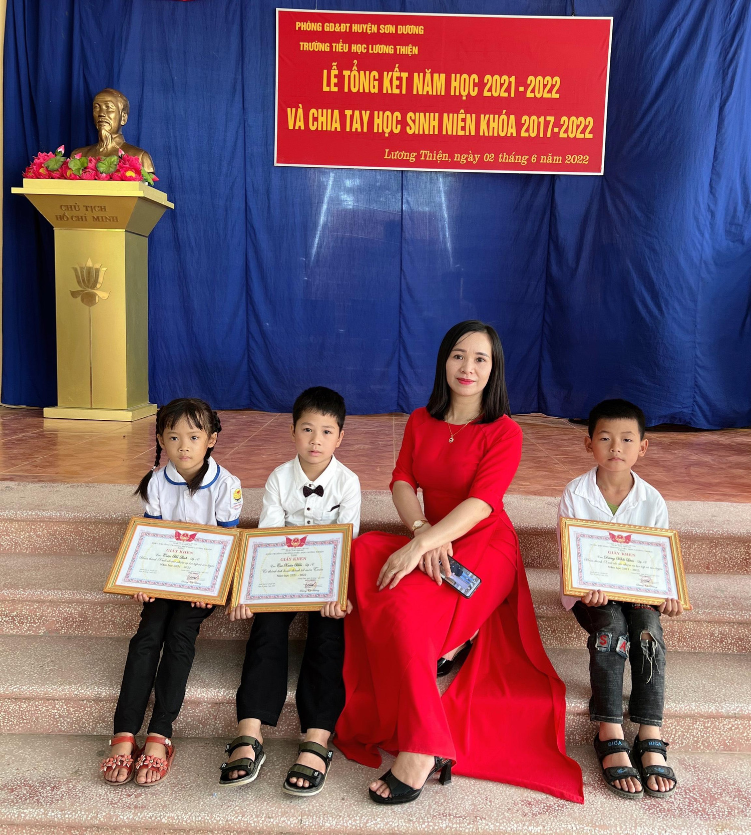 Cô Hằng cùng các học sinh chụp ảnh lưu niệm khi kết thúc năm học. (Ảnh: NVCC)