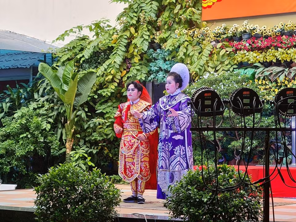 Diễn viên biểu diễn các trích đoạn hát bội cho học sinh, thầy cô theo dõi (ảnh: P.L)