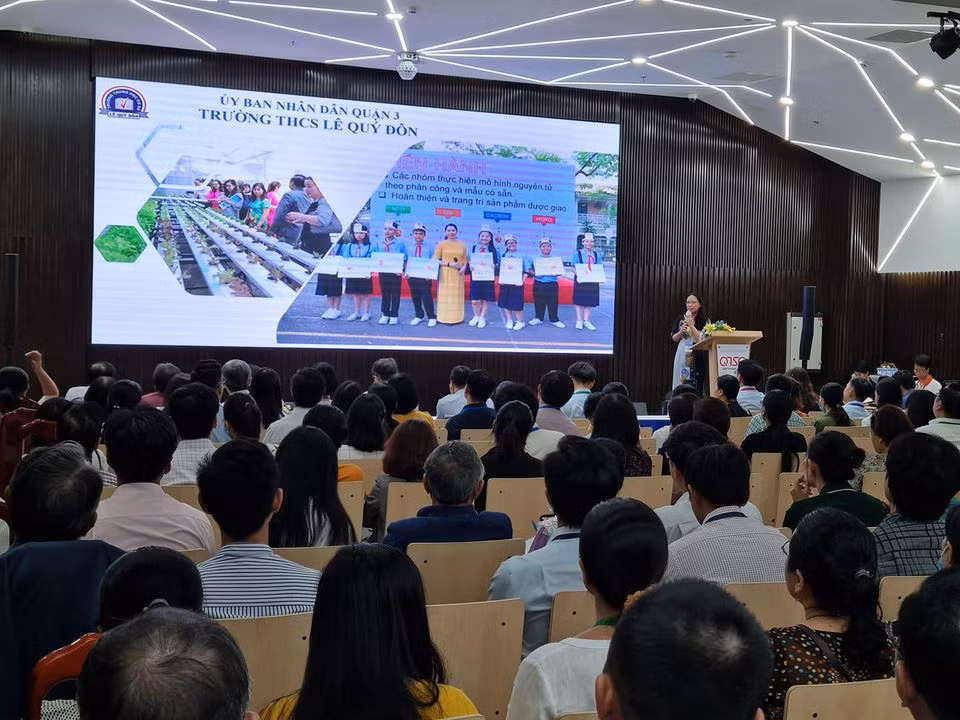 Đại diện trường trung học cơ sở Lê Quý Đôn, quận 3 chia sẻ về giáo dục STEM tại hội thảo (ảnh: P.L)
