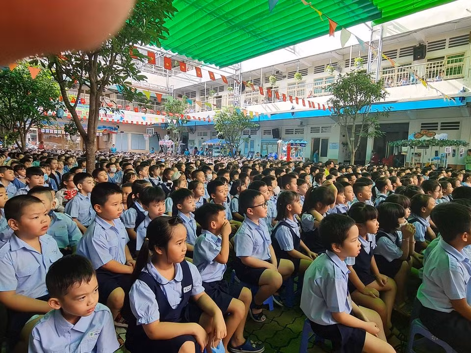 Học sinh nhà trường hào hứng theo dõi các tiết mục nghệ thuật hát bội (ảnh: P.L)