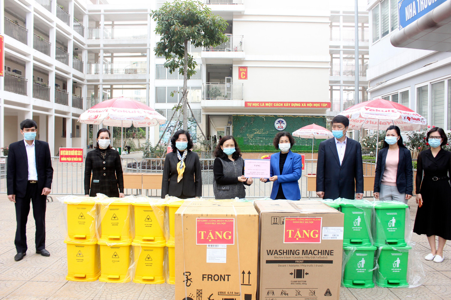 Đoàn công tác Sở Giáo dục và Đào tạo Hà Nội trao tặng nhà trường 2 chiếc máy giặt và 20 thùng đựng rác thải y tế (Ảnh: Sở Giáo dục và Đào tạo Hà Nội) Đoàn công tác Sở Giáo dục và Đào tạo Hà Nội trao tặng nhà trường 2 chiếc máy giặt và 20 thùng đựng rác thải y tế (Ảnh: Sở Giáo dục và Đào tạo Hà Nội)