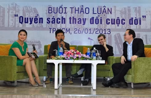 Blogger Joe (thứ 2 từ phải sang) tại buổi thảo luận. Ảnh: VnE Blogger Joe (thứ 2 từ phải sang) tại buổi thảo luận. Ảnh: VnE