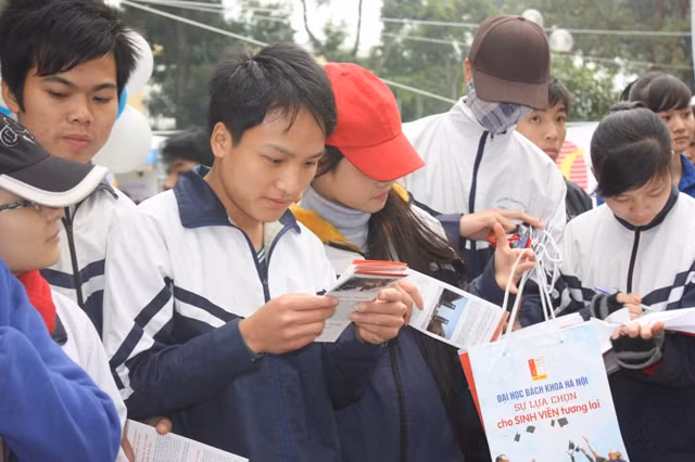 Thí sinh tham gia tư vấn tuyển sinh 2012. Ảnh: GD&TĐ