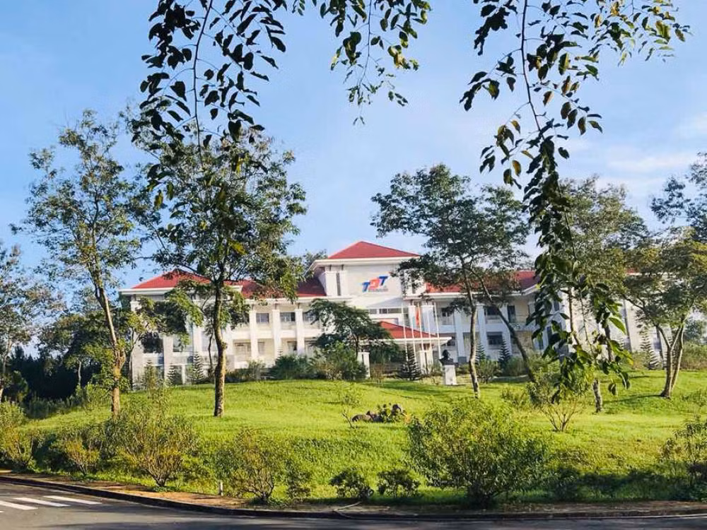 Một góc Trường đại học Tôn Đức Thắng, cơ sở Bảo Lộc, ảnh: tdtu.edu.vn. Một góc Trường đại học Tôn Đức Thắng, cơ sở Bảo Lộc, ảnh: tdtu.edu.vn.