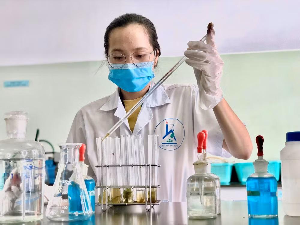 Châu Thanh Trúc, sinh viên TDTU là tác giả chính của bài báo Evaluation of Enzyme Protease Activity and Inhibition Effect on Pyricularia grisea with the Leaf Extract of Commela communis l đăng trong tạp chí Journal of Pure and Applied Microbiology (Scopus). Ảnh do Phó giáo sư Phạm Thanh Phong cung cấp.